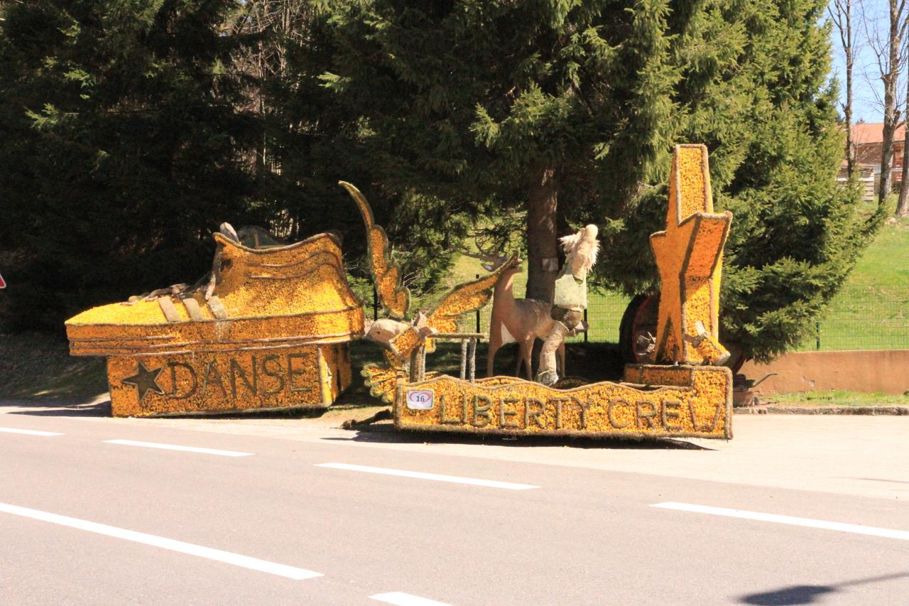 DECORATION ET CHAR  FÊTE DES JONQUILLES GERARDMER